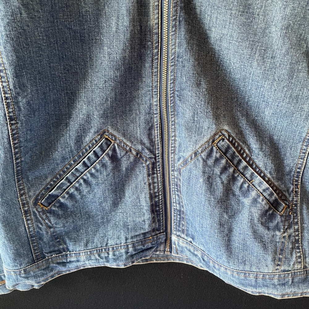 Chico's 1983 Anniversary Embroidered Denim Jacket with Parrot Design. Size 1 - Picture 4 of 12